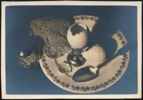 cca 1943 Thöresz Dezső (1902-1963) békéscsabai gyógyszerész és fotóművész hagyatékából, jelzés nélküli   vintage fotó (Lágy tojás reggelire), 6x8,5 cm