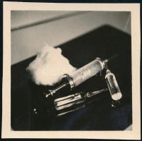 cca 1942 Thöresz Dezső (1902-1963) békéscsabai gyógyszerész és fotóművész hagyatékából, jelzés nélküli   vintage fotó (Orvosi eszközök), 6x6 cm