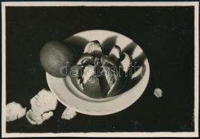 cca 1938 Thöresz Dezső (1902-1963) békéscsabai gyógyszerész és fotóművész hagyatékából, jelzés nélküli   vintage fotó (Narancsos csendélet), 6x8,8 cm
