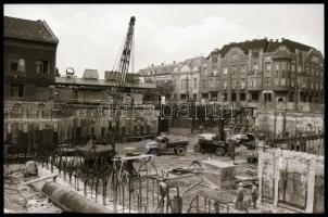 1987 Budapest, felszíni metróépítkezés Újpesten, az Árpád úton, 37 db vintage negatív, 24x36 mm