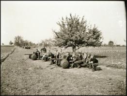 cca 1942 Thöresz Dezső (1902-1963) békéscsabai gyógyszerész és fotóművész szolgálatot teljesített eg...