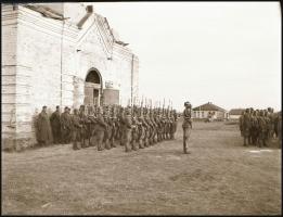 cca 1942 Thöresz Dezső (1902-1963) békéscsabai gyógyszerész és fotóművész szolgálatot teljesített eg...
