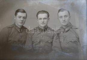 cca 1944 Katonák a kiskunfélegyházi Mosonyi Antalné (?-?), Marika fotó műteremben, 21 db vintage üve...