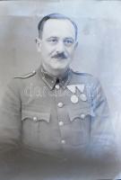 cca 1944 Katonák a kiskunfélegyházi Mosonyi Antalné (?-?), Marika fotó műteremben, 21 db vintage üve...