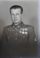 cca 1944 Katonák a kiskunfélegyházi Mosonyi Antalné (?-?), Marika fotó műteremben, 21 db vintage üve...