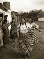cca 1960 Néprajzgyűjtő fotós vintage felvételei tánclépésekről, figurákról, viseletekről, cca 130 db...