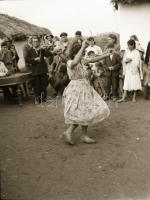 cca 1960 Néprajzgyűjtő fotós vintage felvételei tánclépésekről, figurákról, viseletekről, cca 130 db...