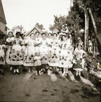 cca 1960 Néprajzgyűjtő fotós vintage felvételei tánclépésekről, figurákról, viseletekről, cca 130 db...