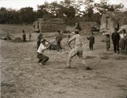 cca 1960 Néprajzgyűjtő fotós vintage felvételei tánclépésekről, figurákról, viseletekről, cca 130 db...