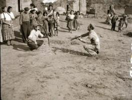 cca 1960 Néprajzgyűjtő fotós vintage felvételei tánclépésekről, figurákról, viseletekről, cca 130 db...
