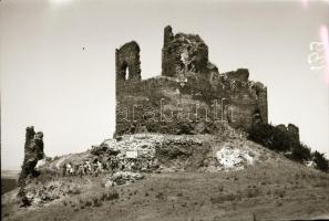 cca 1960 Néprajzgyűjtő fotós vintage felvételei tánclépésekről, figurákról, viseletekről, cca 130 db...