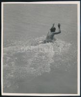 1936. július Verőce, Kinszki Imre (1901-1945) budapesti fotóművész hagyatékából, pecséttel jelzett, vintage fotóművészeti alkotás, 14x11,7 cm