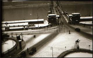 cca 1930 Kinszki Imre (1901-1945) budapesti fotóművész hagyatékából vintage negatív felvétel (Lánchíd, budai hídfő), 4,5x6,5 cm