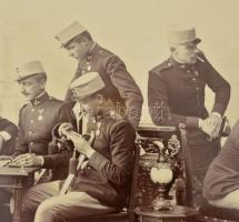 cca 1900 Kártyázó, kvaterkázó katonák. Nagyméretű fotó 24x18 cm. Kartonon, üvegezett keretben. / Car...