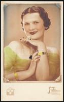 cca 1930 Kézzel színezett női portrék, 2 db jelzett vintage műtermi fotó, 13,5x8,5 cm és 27,3x20 cm