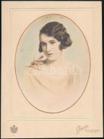 cca 1930 Kézzel színezett női portrék, 2 db jelzett vintage műtermi fotó, 13,5x8,5 cm és 27,3x20 cm