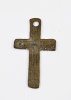 Római fibula és későbbi bronz kereszt, díszítésekkel
