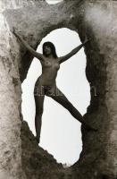 Különféle helyszíneken, eltérő időpontokban és több fotómodell közreműködésével készült aktfelvétele...