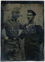 cca 1910 Ferrotípia (fémlemezre készült, vásári gyorsfénykép) katonáról és matrózról, 8x6 cm