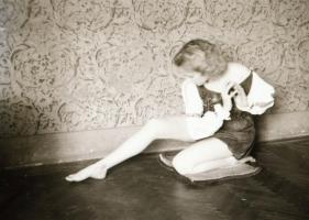 cca 1930 Mozdulatművészről készült felvételsorozat, 13 db vintage negatív, Fekete György (1904-1990)...