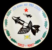 25 éves az MN 2537 / 1962-1987 feliratos, katonai motívumos Alföldi porcelán emléktányér, matricás, jelzett, apró kopásokkal, d: 24,5 cm
