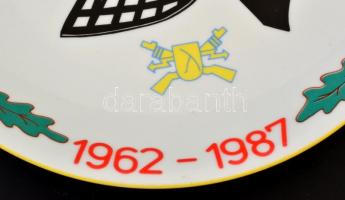 "25 éves az MN 2537 / 1962-1987" feliratos, katonai motívumos Alföldi porcelán emléktányér...