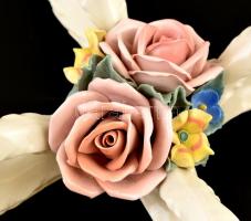 Ens négy ágú gyertyatartó rózsákkal, kézzel festett, jelzett, nagyon apró lepattanással, 27×27 cm