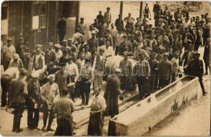 1921 Csót, hadifogoly leszerelő táborban ebéd kiosztás / post-WWI Hungarian POW (prisoner of war) camp, lunch distribution. photo (r)