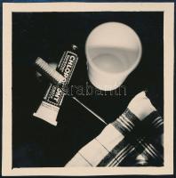 cca 1938 Thöresz Dezső (1902-1963) békéscsabai gyógyszerész és fotóművész hagyatékából, jelzés nélküli vintage fotó (Fogmosás előtti csendélet), 6x6 cm