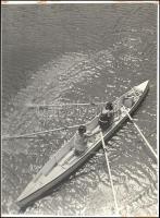 cca 1937 Thöresz Dezső (1902-1963) békéscsabai gyógyszerész és fotóművész hagyatékából  jelzés nélküli vintage fotó, kasírozva (Kétpárevezős hajó), 40x30 cm