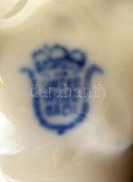 Unterweissbach fekvő puttó, fehér mázas, jelzett, kopás nyomokkal, h:8 cm