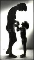 cca 1983 Tinkóczy József: Anya és gyermeke, feliratozott vintage fotóművészeti alkotás, 40×22,5 cm