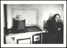 cca 1975 Schmidt Andrea szegedi fotóművész feliratozott, vintage fotóművészeti alkotása, kasírozva (Várakozás), a magyar fotográfia szociofotó korszakából, 27,5x38,5 cm