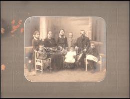 cca 1910 Szentes, Hegedűs V. utódának műtermében készült, vintage családi fotó, hidegpecséttel jelzett, 20x25 cm, dombor nyomott paszpartu 31,5x39 cm