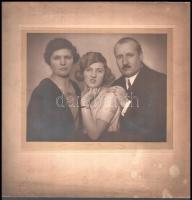 cca 1920 Angelo (1894-1974) budapesti fényképész és fotóművész aláírt, matricával jelzett, vintage műtermi fényképe egy családról, 17x22 cm, karton 30,5x31 cm