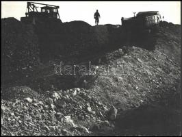 cca 1980 Kabáczy Szilárd (1930-2004) székesfehérvári fotóriporter és fotóművész feliratozott, vintage fotóművészeti alkotása (Külszíni bánya), kasírozva, 30x40 cm