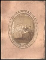 cca 1860 Családi fotó, 16x12 cm, karton 29,5x23 cm