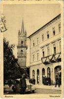 Beszterce, Bistritz, Bistrita; utca részlet, Evangélikus templom, feldíszített épület, autó, darutollas katona / street, church, automobile, soldier (EK)