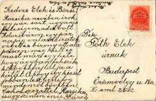 Beszterce, Bistritz, Bistrita; utca részlet, Evangélikus templom, feldíszített épület, autó, darutol...