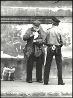 cca 1981 Nagy Gy. György fotóművész pecséttel jelzett fotósorozata, 4 db vintage fotó (Elmesélem), a magyar fotográfia szociofotó korszakából, 40x30 cm