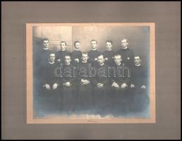 1917. június 6. Knebel szombathelyi fényképész műtermében készült csoportkép - vélhetően - végzett papnövendékekről, kasírozva, hideg pecséttel jelzett, 19,3x24,3 cm, karton 32x38 cm