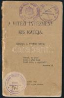 A vitézi rend kiskátéja. Bp., 1921, Országos Vitézi Szék,(M.Kir. Állami Nyomda.) Kiadói papírkötés, csendőr bélyegzésekkel, 29+3 p.+VIII t. Kiadói papírkötés, sérült borítóval, kijáró lapokkal.