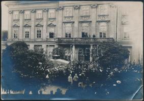 cca 1919 Szombathely ünnepség a városháza előtt. 18x12 cm saroktörés