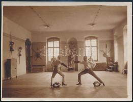 1907 Vívógyakorlat a bécsújhelyi katonai akadémia egykori vívótermében, hátoldalon feliratozott fotó, jó állapotban, 9×12 cm / Wiener Neustadt, fencing hall, photo
