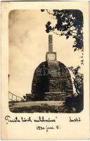 1930 Mátra (Gyöngyös), Turista hősök emlékoszlopa a Saskő csúcsán. photo
