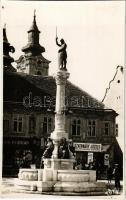 Székesfehérvár, Püspökkút emlékoszlop (még a Városház téren), Szathmáry József bőr és cipészkellékek kereskedése, Modiano, Kováts Antal utóda üzlete. Tóth K. photo