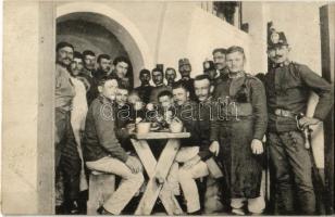 1912 Arad, katonák étkezés közben a laktanyában. Hirschl és Heimann kiadása / soldiers during lunch in the military barracks