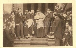 1915 Budapest XIV. A bíboros Hercegprímás, Dr. Csernoch János távozása a Rózsafüzér királynéja templom megáldása után október 3-án. Herbst műnyomása