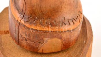 Szervátiusz Jenő (1903-1984): Női figura. Faragott tiszafa, jelzett, fa talapzaton (repedéssel), m: ...