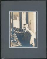 1912 Dr. Tangl Károly (1869-1940) fizikus, egyetemi tanár, MTA-tag műszere előtt, kartonra kasírozott fotó, hátoldalon feliratozva, jó állapotban, 11×8 cm
